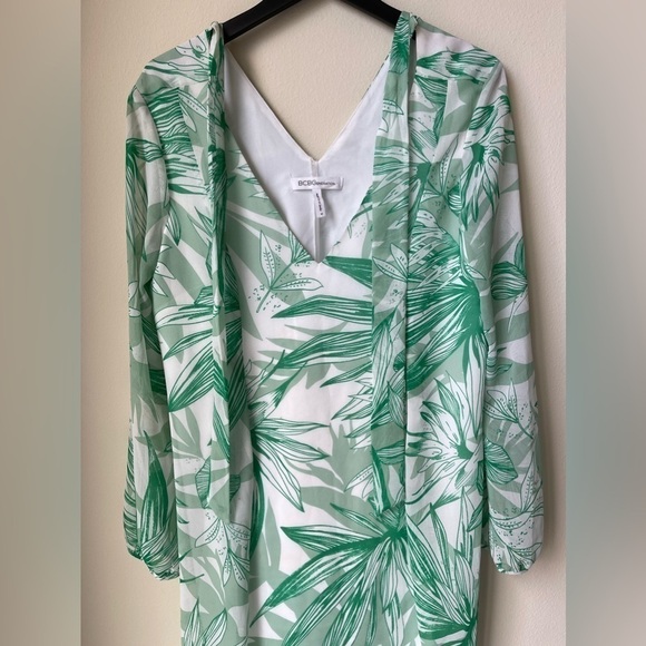BCBGeneration White Green Palm-Print Shift V Neck Dress Satin Size Medium - Picture 12 of 14